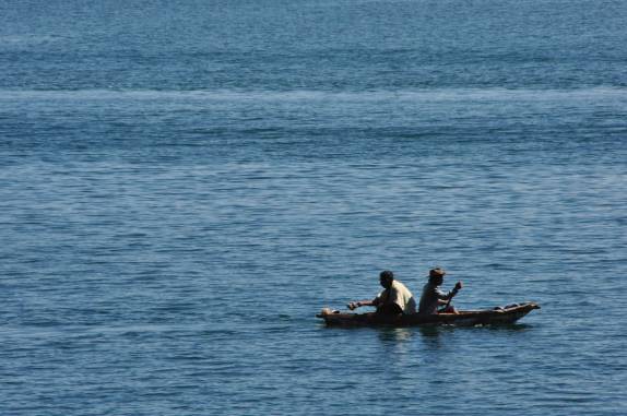 Meio de transporte comum em todo o lago Atitlán (San Marcos, na Guatemala)